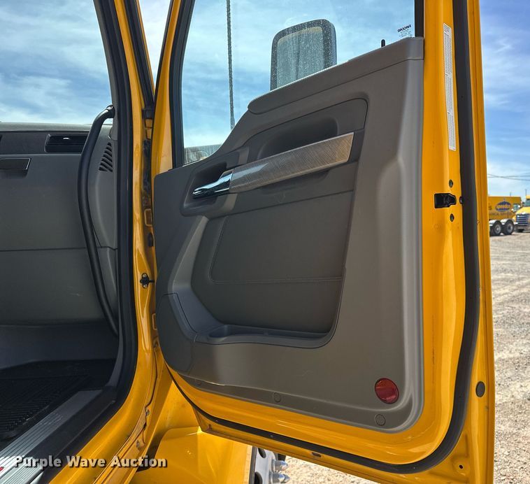 image for item EK0590 2019 Kenworth T680 semi truck