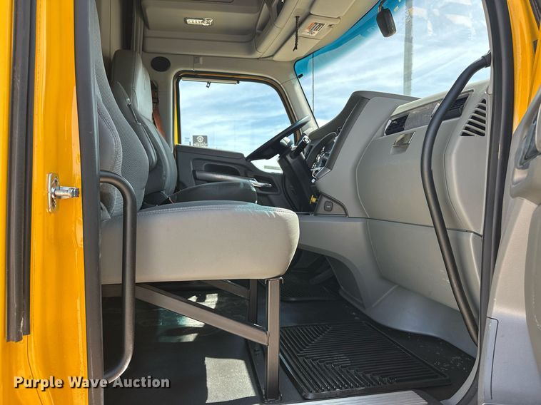 image for item EK0590 2019 Kenworth T680 semi truck