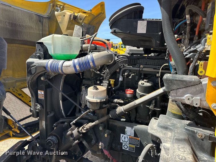 image for item EK0590 2019 Kenworth T680 semi truck