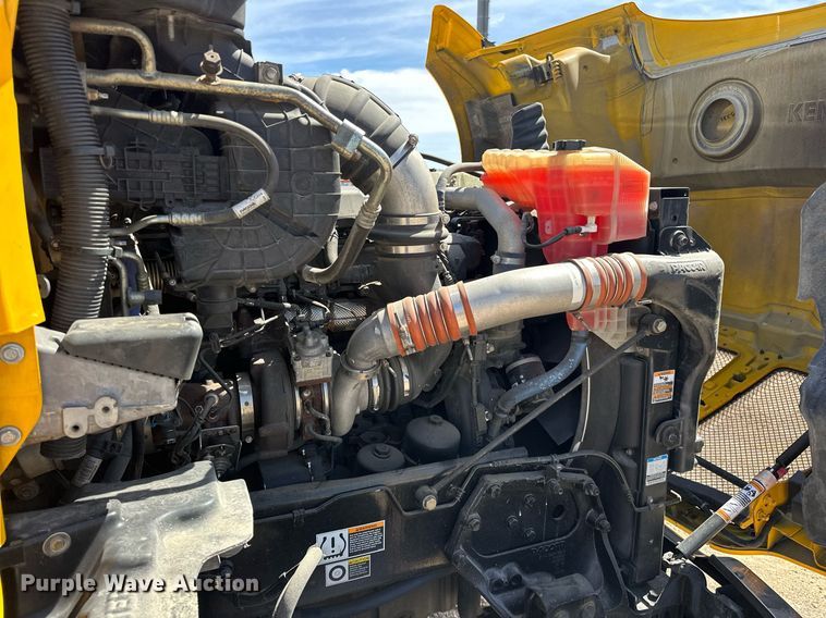 image for item EK0590 2019 Kenworth T680 semi truck