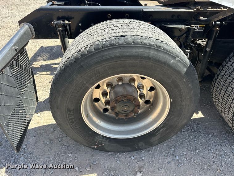 image for item EK0590 2019 Kenworth T680 semi truck