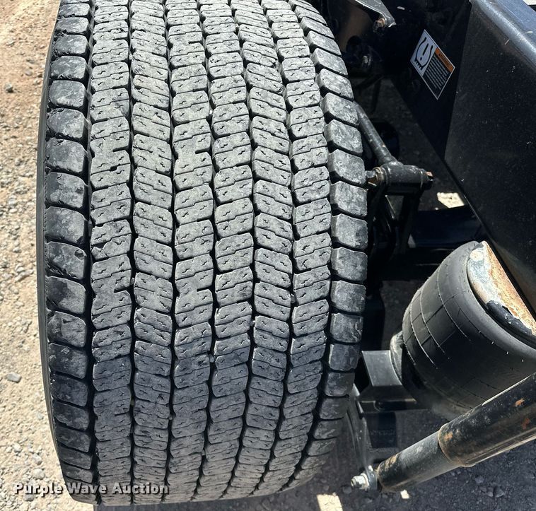 image for item EK0590 2019 Kenworth T680 semi truck