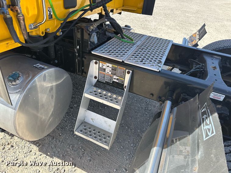 image for item EK0591 2020 Kenworth T680 semi truck