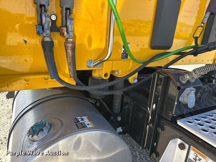 image for item EK0591 2020 Kenworth T680 semi truck