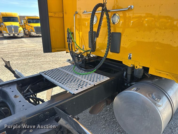 image for item EK0591 2020 Kenworth T680 semi truck