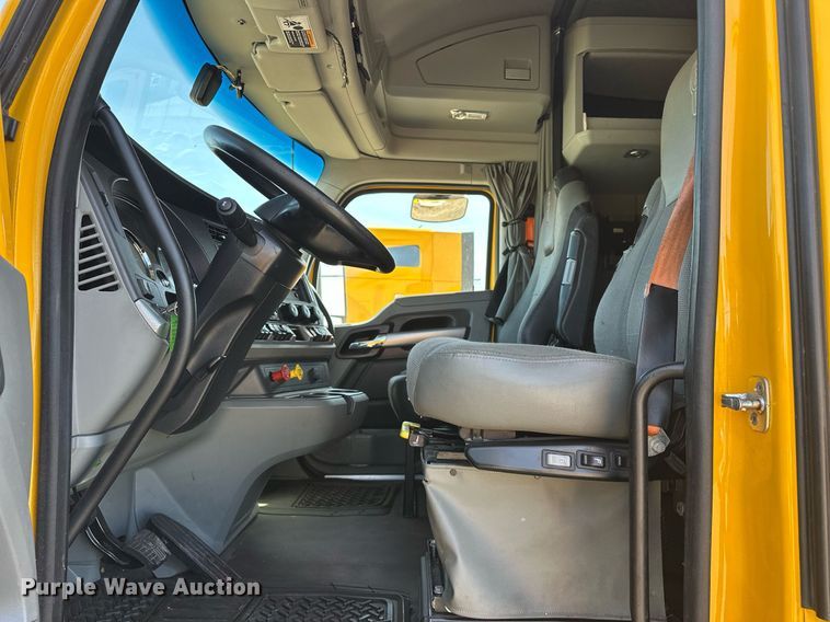 image for item EK0591 2020 Kenworth T680 semi truck