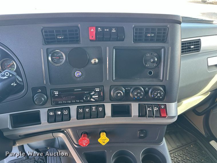 image for item EK0591 2020 Kenworth T680 semi truck