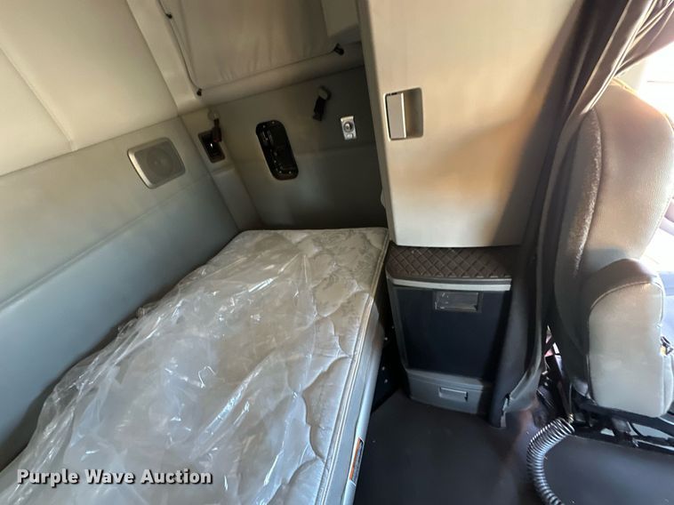 image for item EK0591 2020 Kenworth T680 semi truck