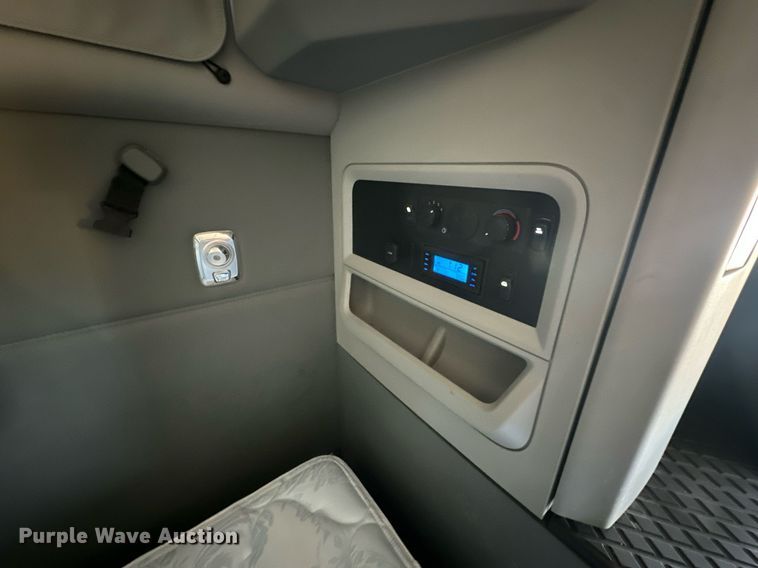 image for item EK0591 2020 Kenworth T680 semi truck