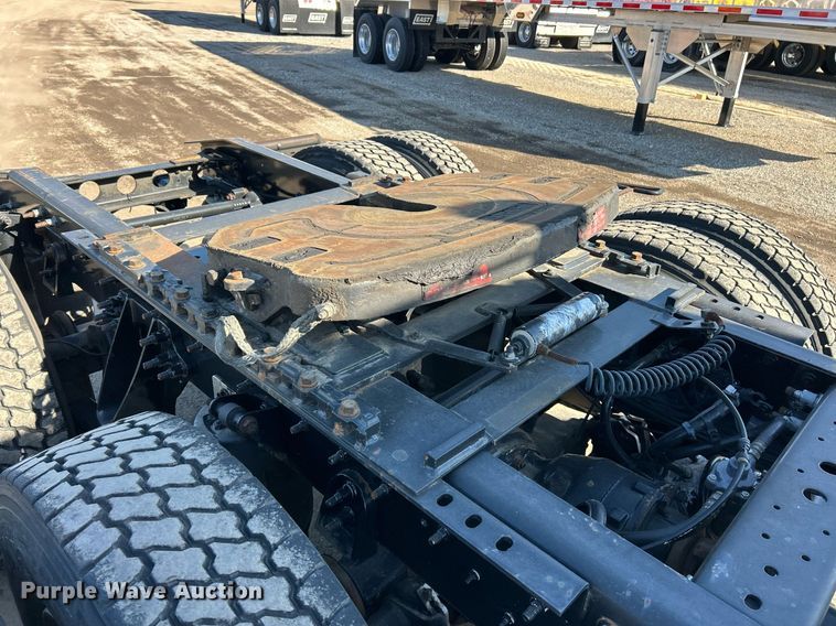 image for item EK2732 2015 International 8600 SBA semi truck