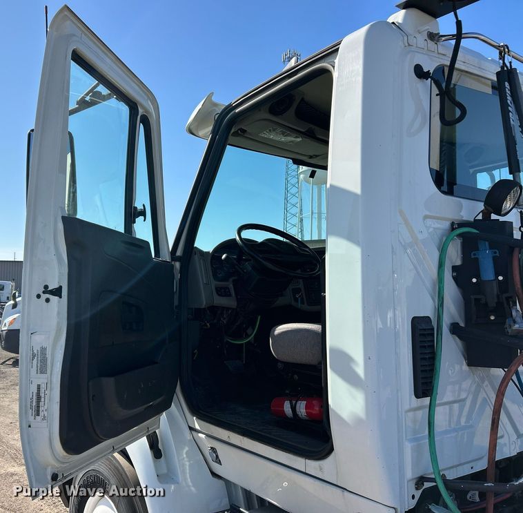 image for item EK2732 2015 International 8600 SBA semi truck