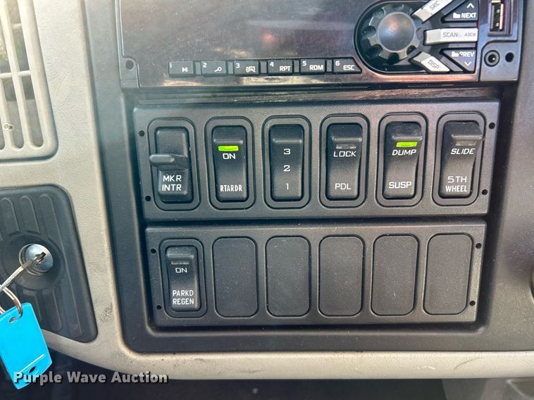 image for item EK2732 2015 International 8600 SBA semi truck