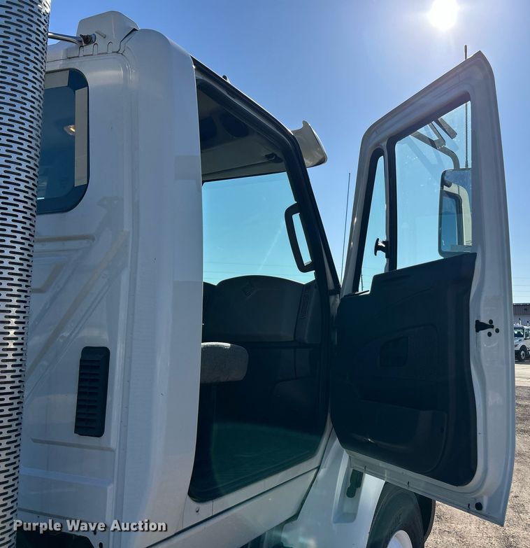 image for item EK2732 2015 International 8600 SBA semi truck