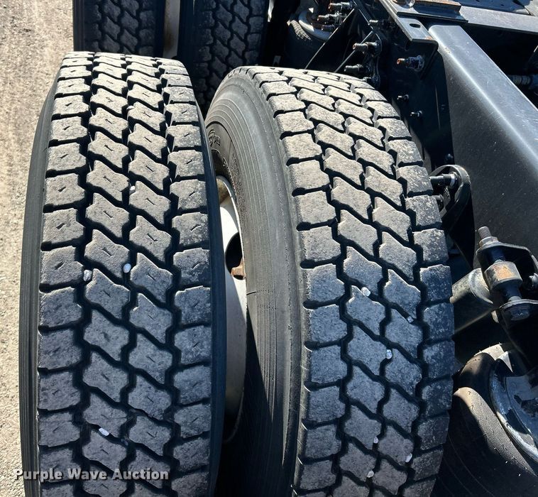 image for item EK2732 2015 International 8600 SBA semi truck