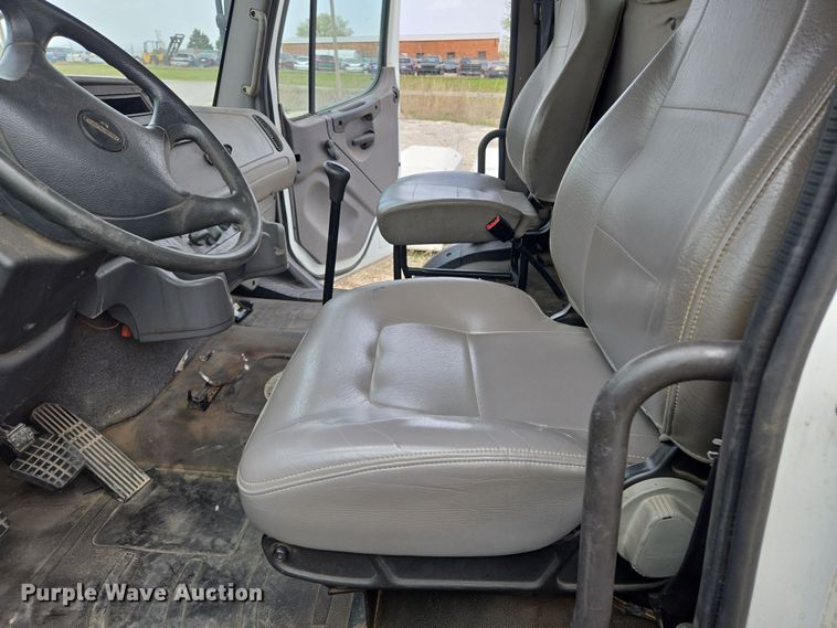 image for item EL5508 2015 Freightliner M2 flatbed truck