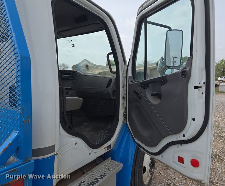 image for item EL5508 2015 Freightliner M2 flatbed truck