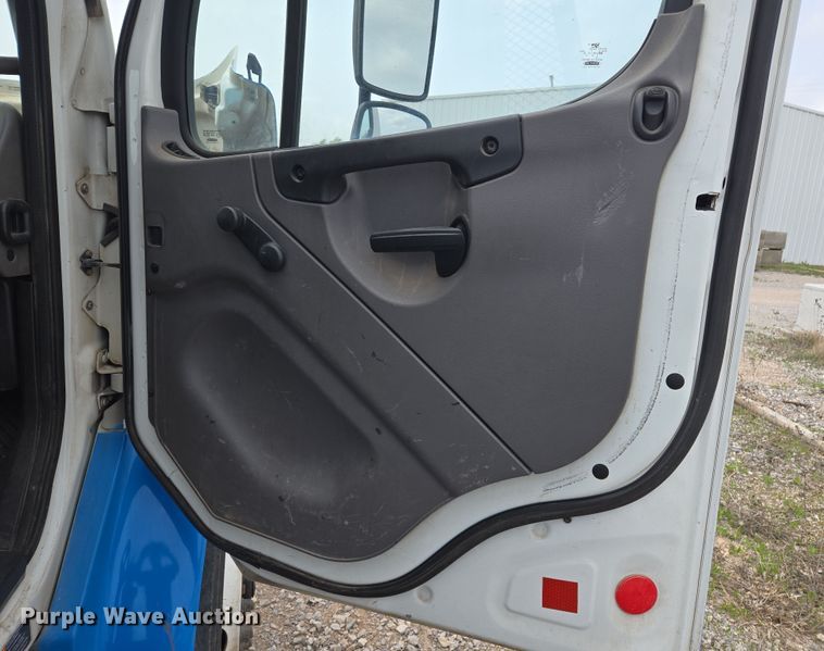 image for item EL5508 2015 Freightliner M2 flatbed truck