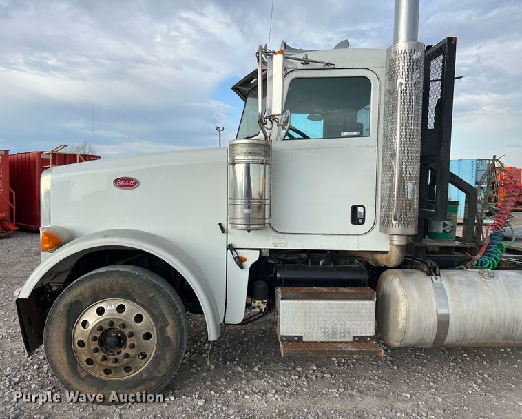 image for item EL5547 2013 Peterbilt 367 semi truck