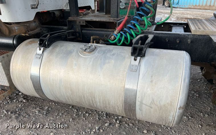 image for item EL5547 2013 Peterbilt 367 semi truck