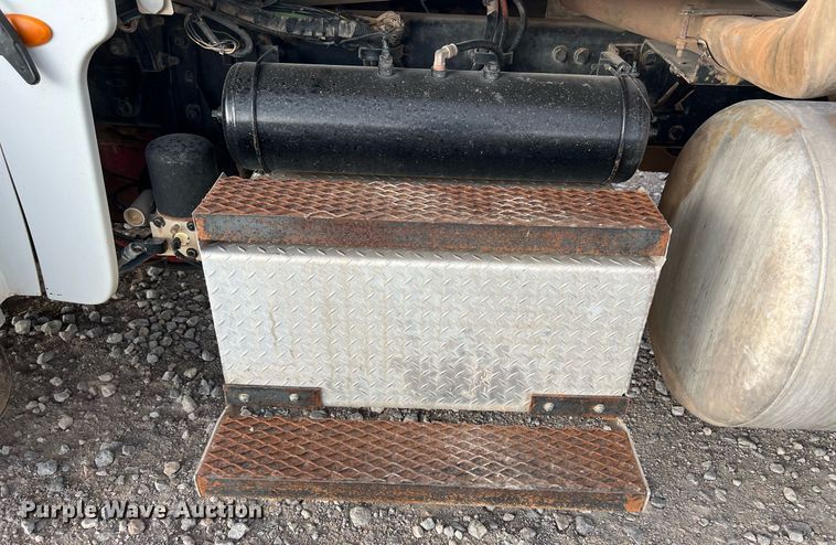 image for item EL5547 2013 Peterbilt 367 semi truck