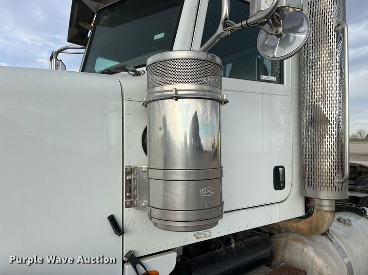 image for item EL5547 2013 Peterbilt 367 semi truck