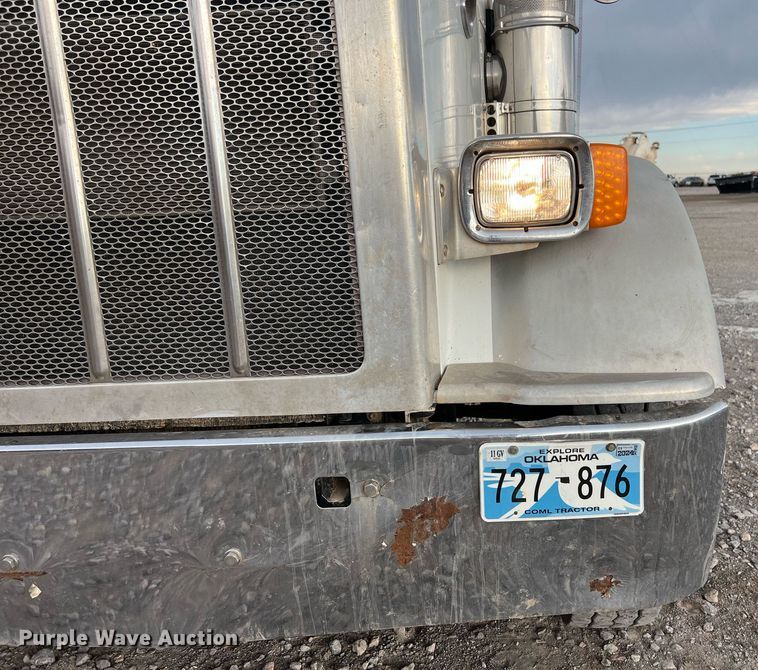 image for item EL5547 2013 Peterbilt 367 semi truck