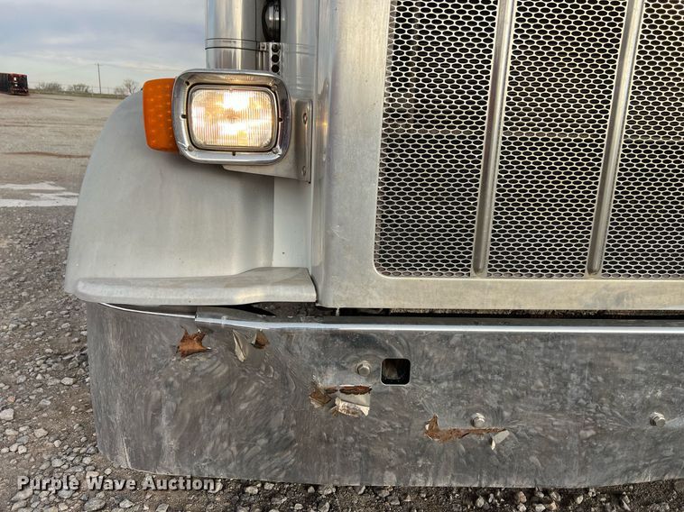 image for item EL5547 2013 Peterbilt 367 semi truck