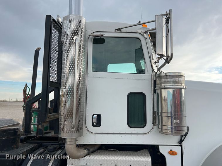 image for item EL5547 2013 Peterbilt 367 semi truck