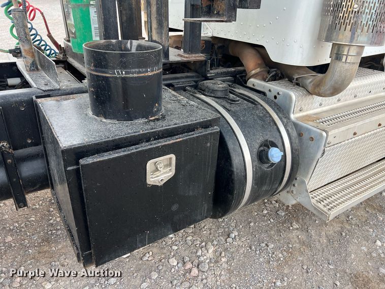 image for item EL5547 2013 Peterbilt 367 semi truck