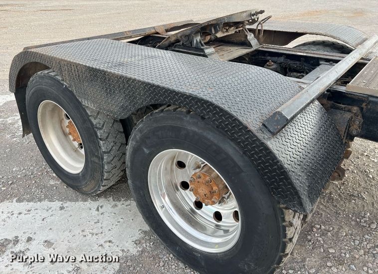 image for item EL5547 2013 Peterbilt 367 semi truck