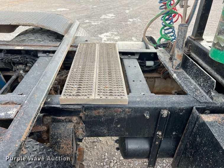 image for item EL5547 2013 Peterbilt 367 semi truck