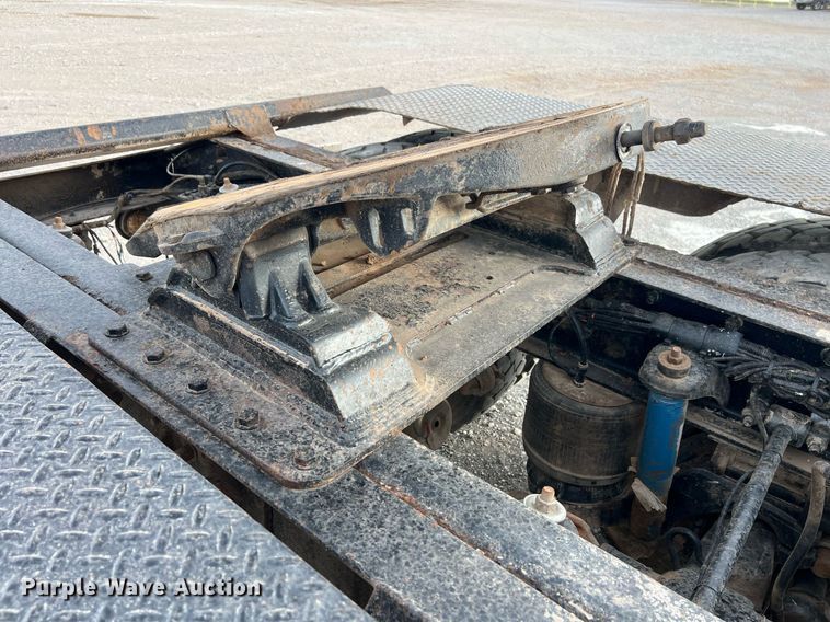 image for item EL5547 2013 Peterbilt 367 semi truck