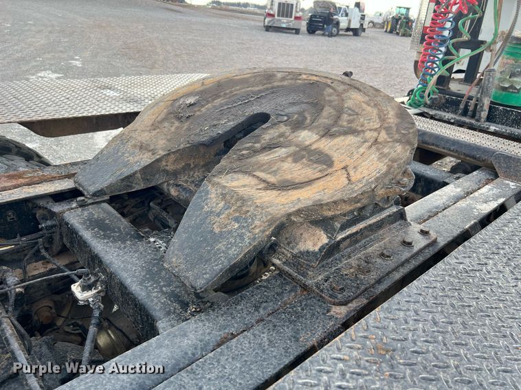 image for item EL5547 2013 Peterbilt 367 semi truck