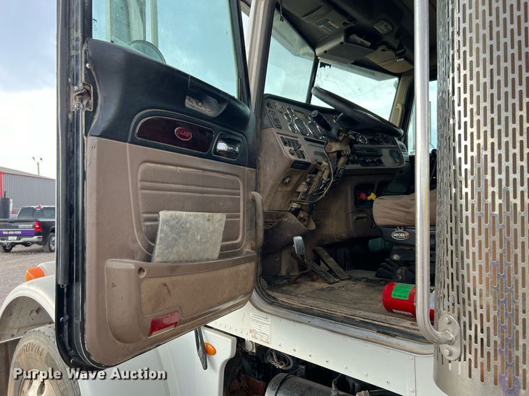 image for item EL5547 2013 Peterbilt 367 semi truck