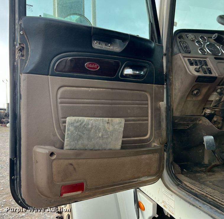 image for item EL5547 2013 Peterbilt 367 semi truck