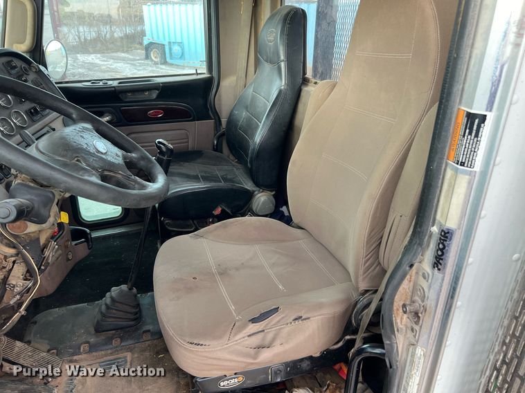 image for item EL5547 2013 Peterbilt 367 semi truck