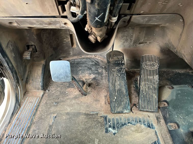 image for item EL5547 2013 Peterbilt 367 semi truck