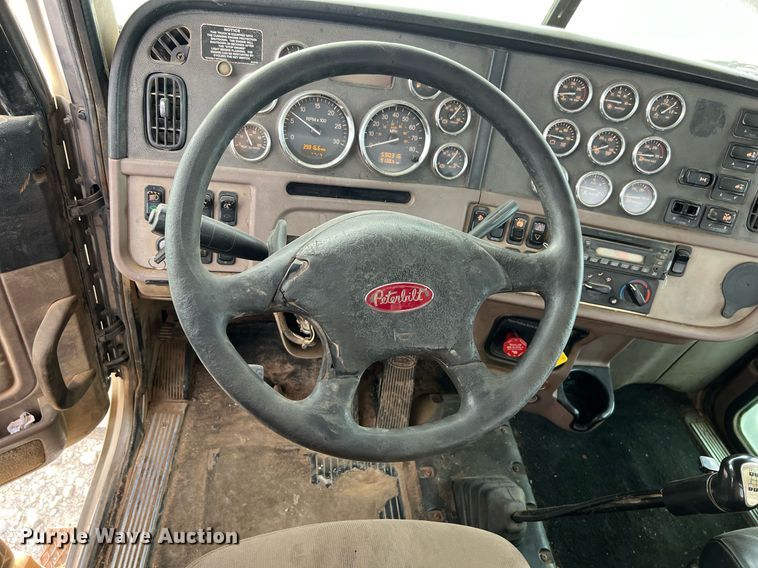 image for item EL5547 2013 Peterbilt 367 semi truck