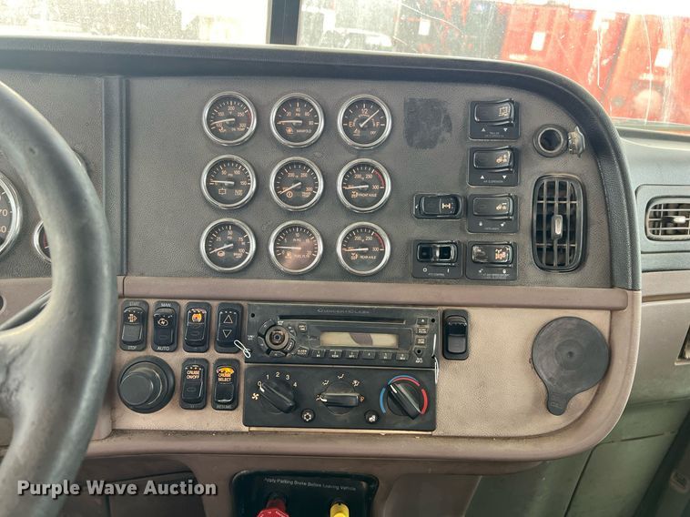 image for item EL5547 2013 Peterbilt 367 semi truck