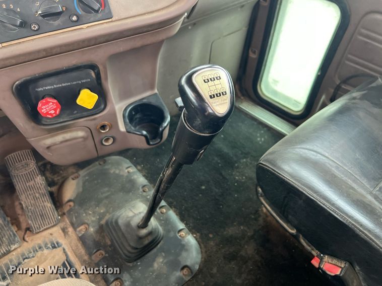 image for item EL5547 2013 Peterbilt 367 semi truck