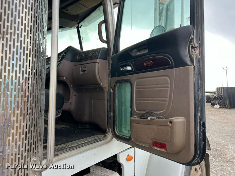 image for item EL5547 2013 Peterbilt 367 semi truck