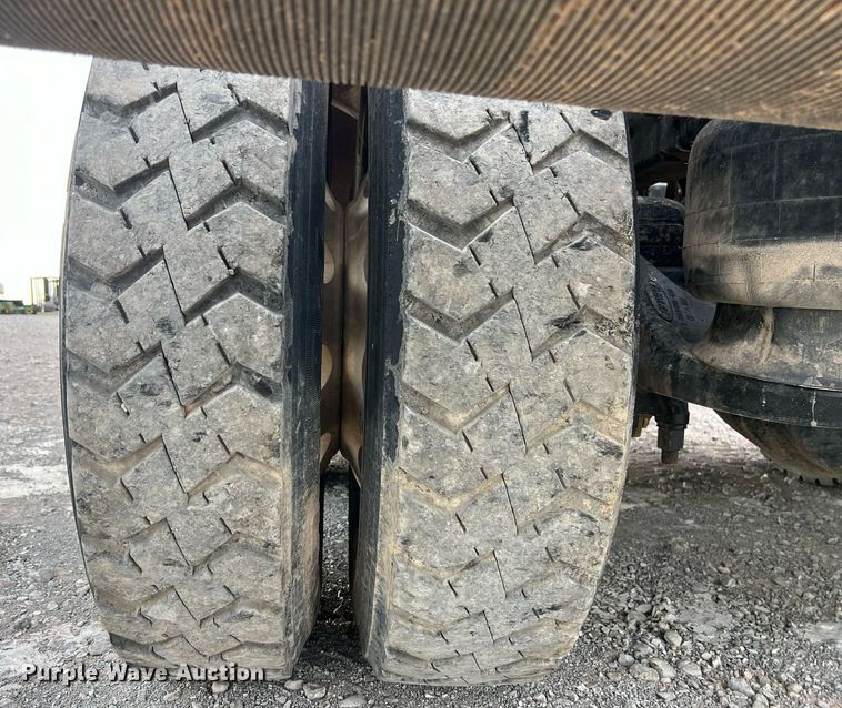 image for item EL5547 2013 Peterbilt 367 semi truck