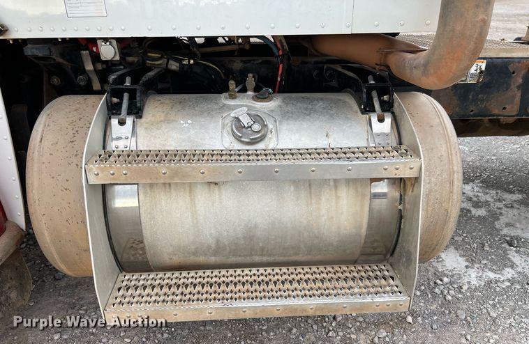 image for item EL5548 2014 Peterbilt 388 semi truck