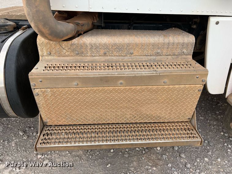 image for item EL5548 2014 Peterbilt 388 semi truck