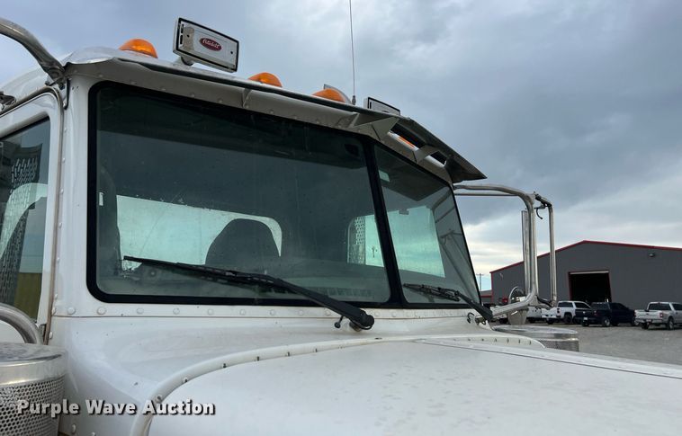 image for item EL5548 2014 Peterbilt 388 semi truck