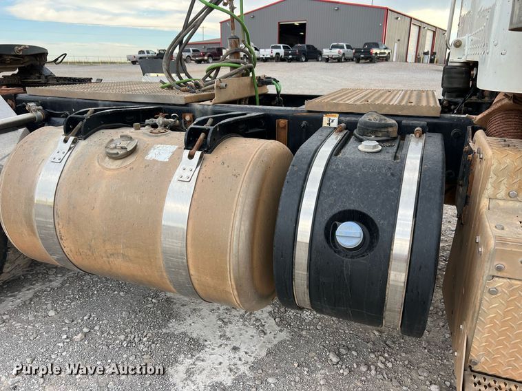 image for item EL5548 2014 Peterbilt 388 semi truck