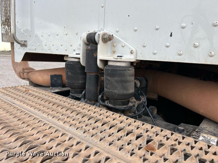 image for item EL5548 2014 Peterbilt 388 semi truck