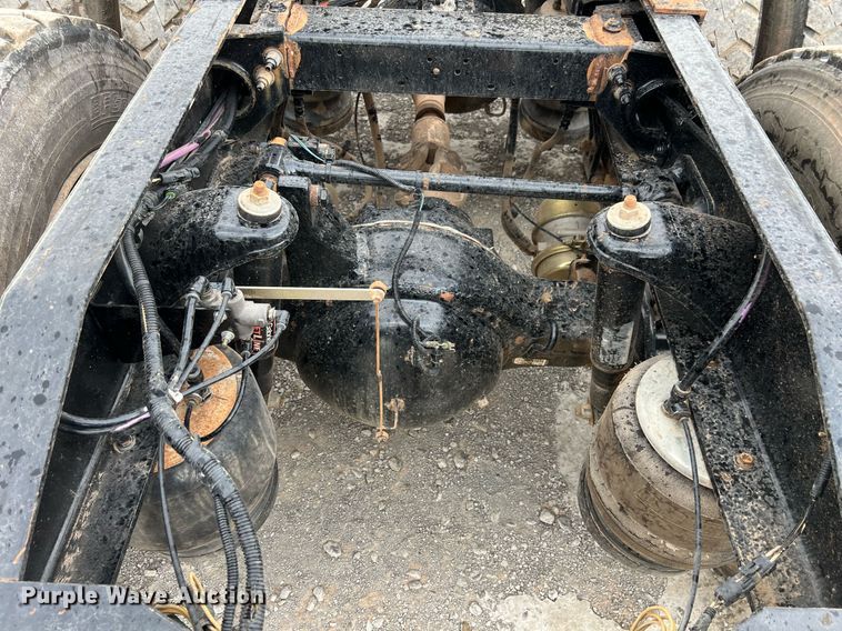 image for item EL5548 2014 Peterbilt 388 semi truck