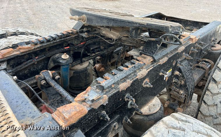 image for item EL5548 2014 Peterbilt 388 semi truck