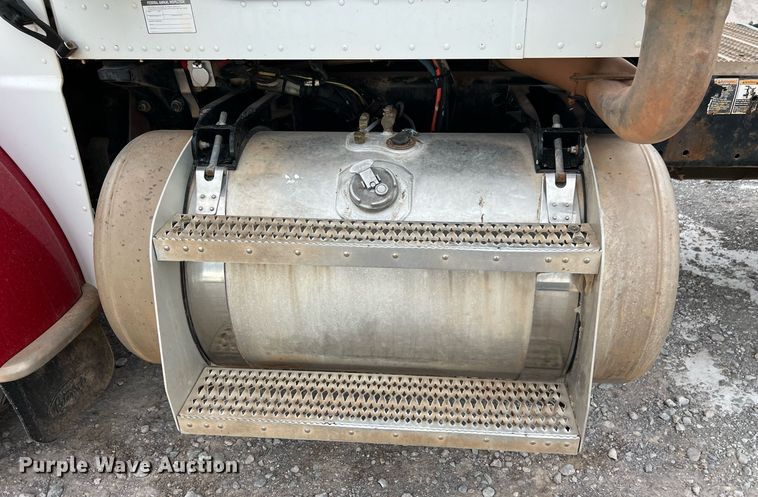 image for item EL5548 2014 Peterbilt 388 semi truck